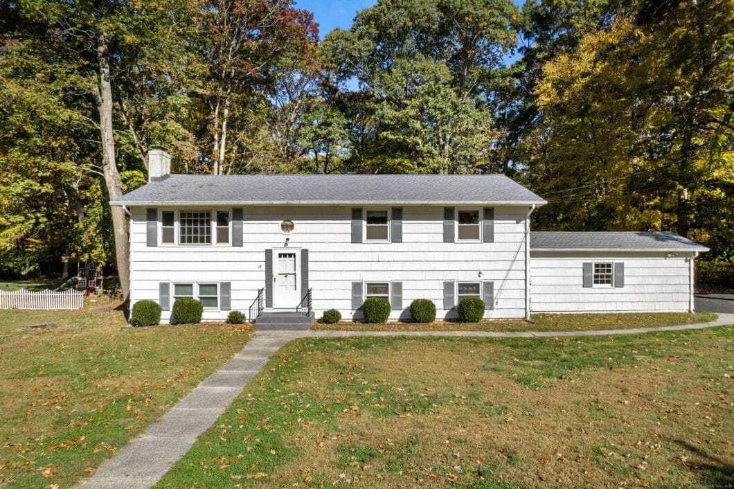 24048080 10 Pequot Drive