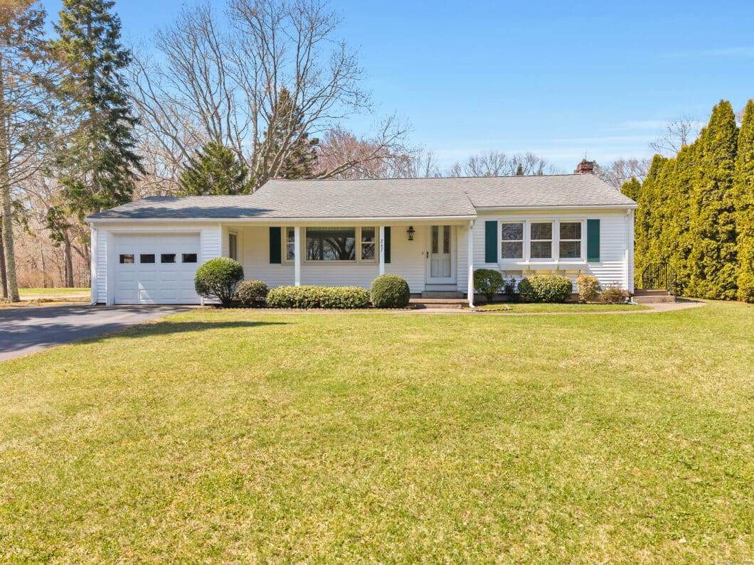 24084061 267 Pequot Avenue