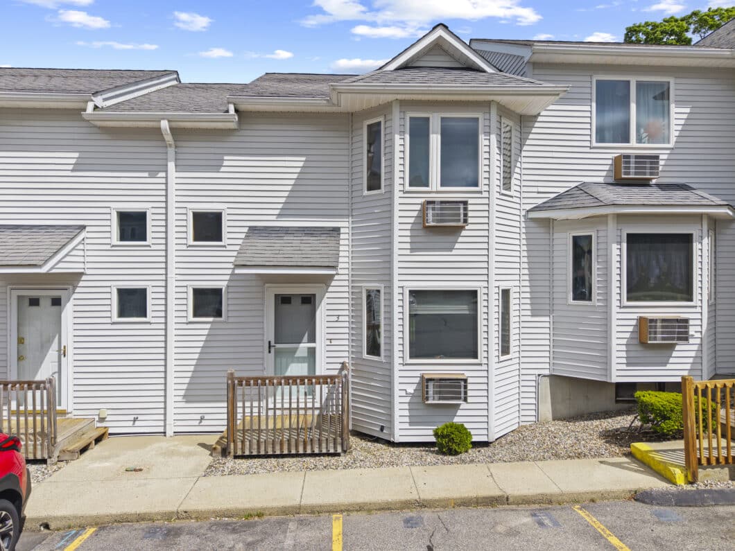 24097363 42 Anthony Street APT 3