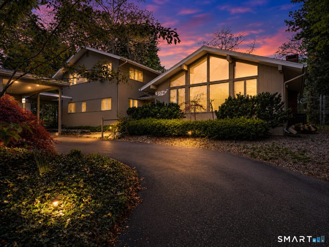24179047 104 Parkway S